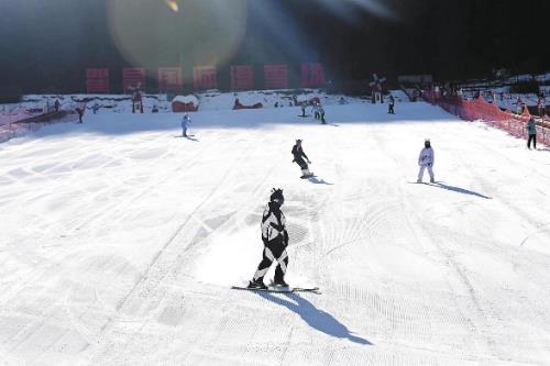 �ຣʡ��ʮ�Ž��˶��Ửѩ���������廬ѩ������