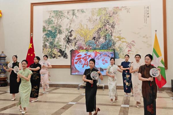 �й�פ���ʹ�ݾٰ���ףԪ������פ��Ů�⽻